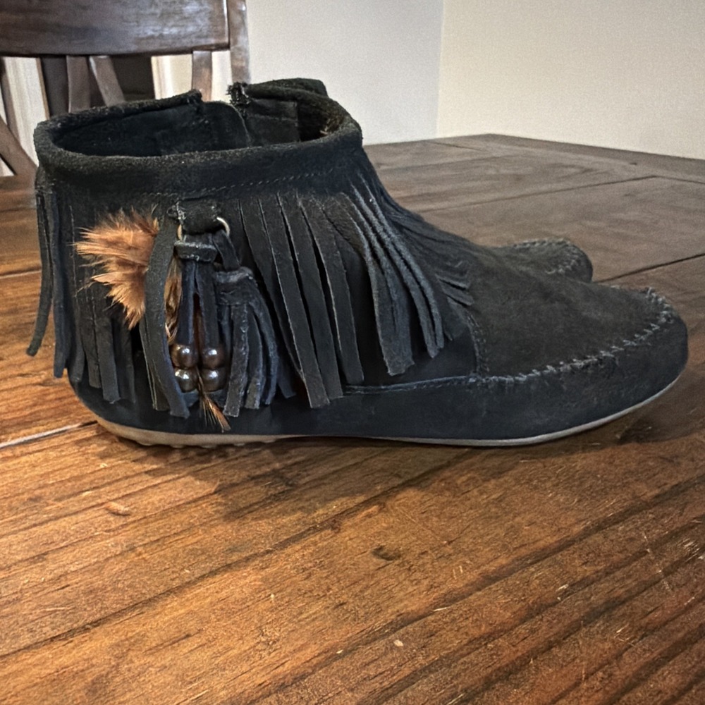 Minnetonka Women's Size 8 Black Suede Fringe Ankle Boots Moccasin Zip